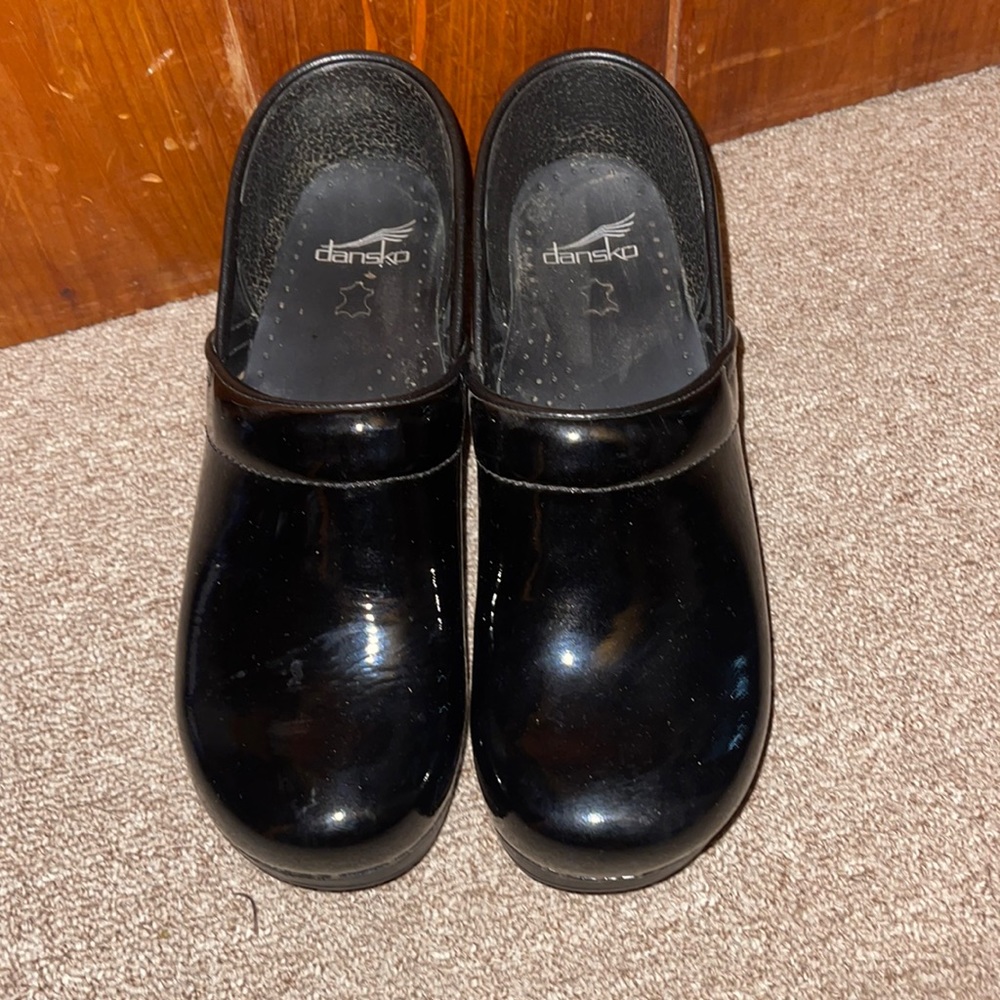 Women’s black patent leather Dansko size 40 clogs